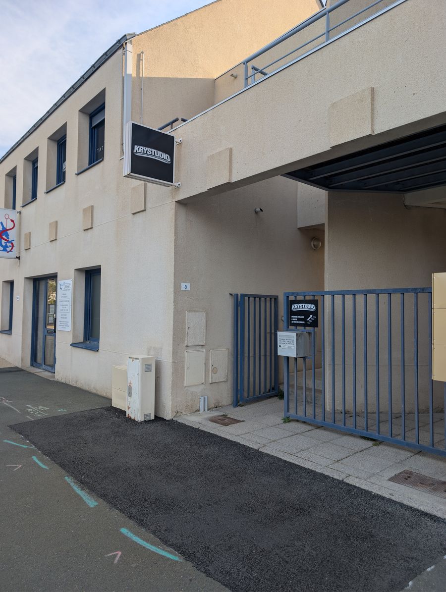 L'entrée au 8 rue Louis Pasteur, avec l'enseigne Krystudio au-dessus du portail