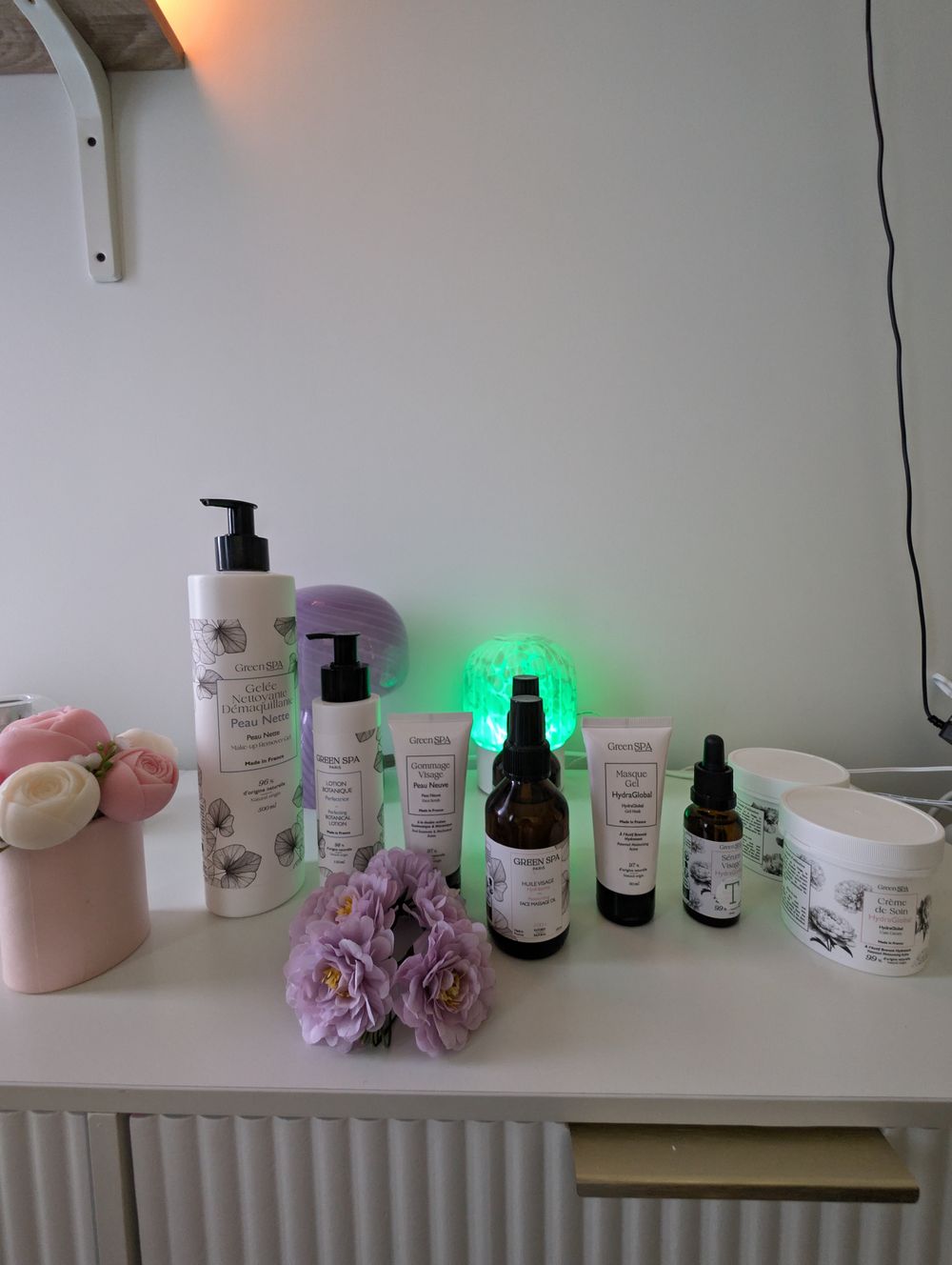 Les produits Green Spa utilisés pour L'échappée Florale : gelée démaquillante, lotion, gommage, huile, masque, sérum et crème de soin